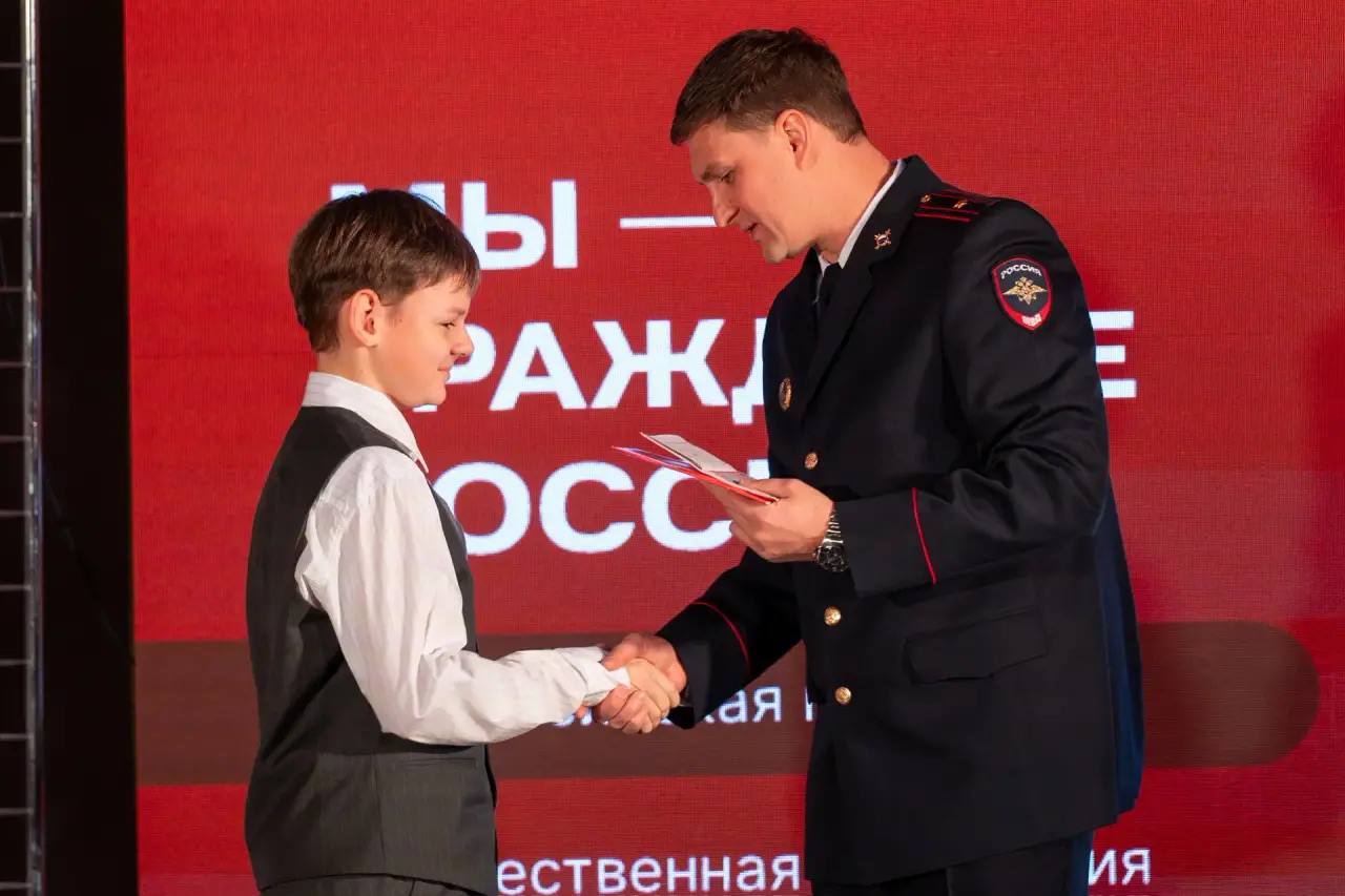 Дмитрий Карасёв: Сегодня, накануне Дня Конституции, торжественно вручили паспорта 28 юным норильчанам Дмитрий Карасёв: Сегодня, накануне Дня Конституции, торжественно вручили паспорта 28 юным норильчанам