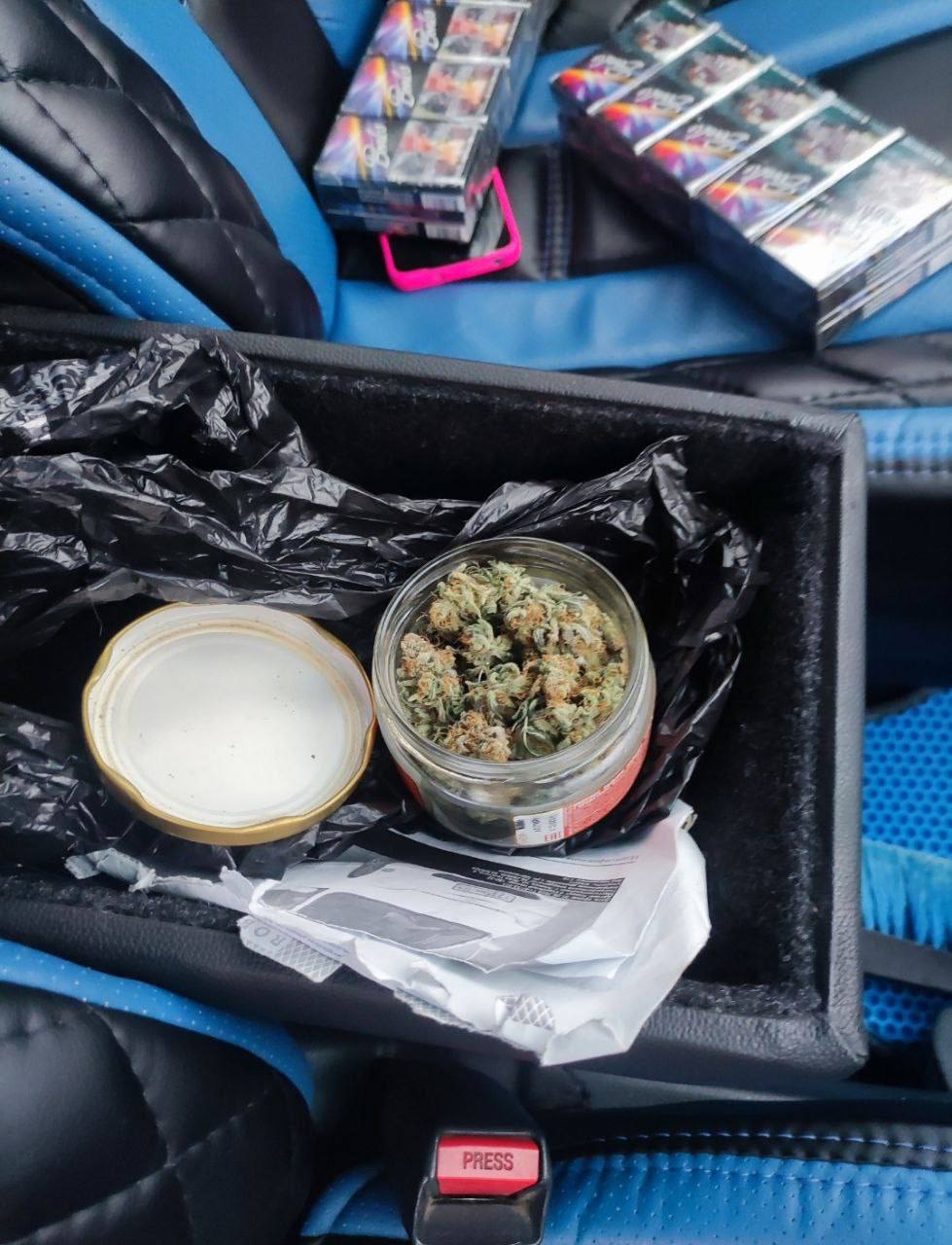 Икра марихуаны из Ачинска: полицейские задержали автоледи, которая прятала наркотики в стеклянную банку и выдавала их за деликатесы Икра марихуаны из Ачинска: полицейские задержали автоледи, которая прятала наркотики в стеклянную банку и выдавала их за деликатесы