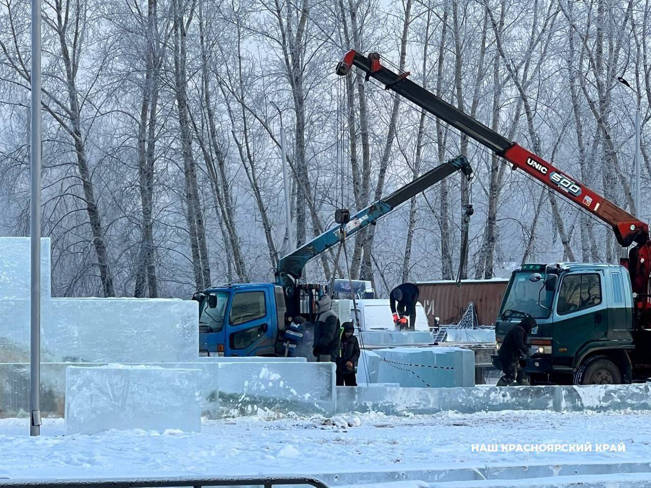 Главная ёлка Красноярска уже появилась на Татышева! Главная ёлка Красноярска уже появилась на Татышева!