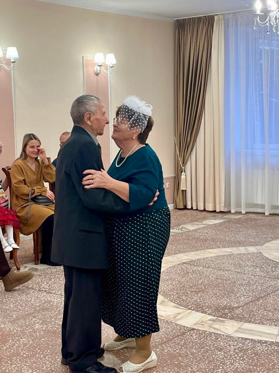 В Красноярске семейная пара отметила изумрудную свадьбу В Красноярске семейная пара отметила изумрудную свадьбу