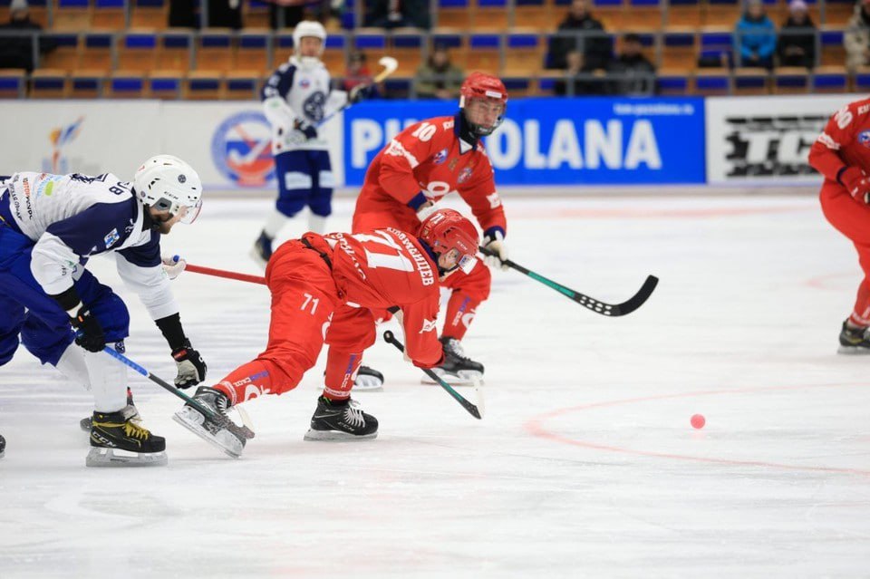 Красноярский «Енисей» на своем льду обыграл новосибирский «Сибсельмаш» в матче чемпионата России по хоккею с мячом