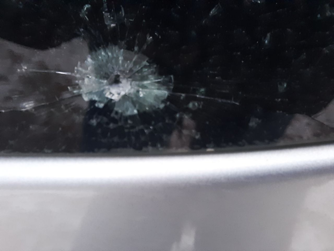 В Красноярске на улице Киренского неизвестный обстрелял из воздушки два припаркованных автомобиля В Красноярске на улице Киренского неизвестный обстрелял из воздушки два припаркованных автомобиля