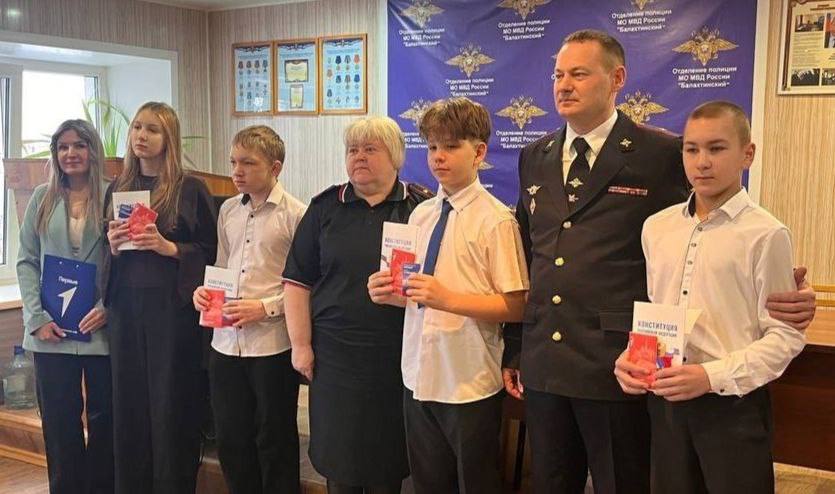 В День Конституции РФ в Красноярском крае прошли торжественные церемонии вручения первых паспортов юным гражданам! В День Конституции РФ в Красноярском крае прошли торжественные церемонии вручения первых паспортов юным гражданам!