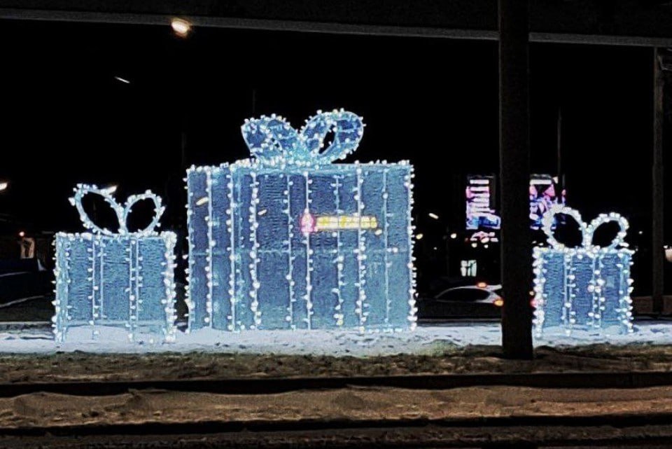 В Центральном районе Красноярска появились новые праздничные украшения — три больших светящихся подарка