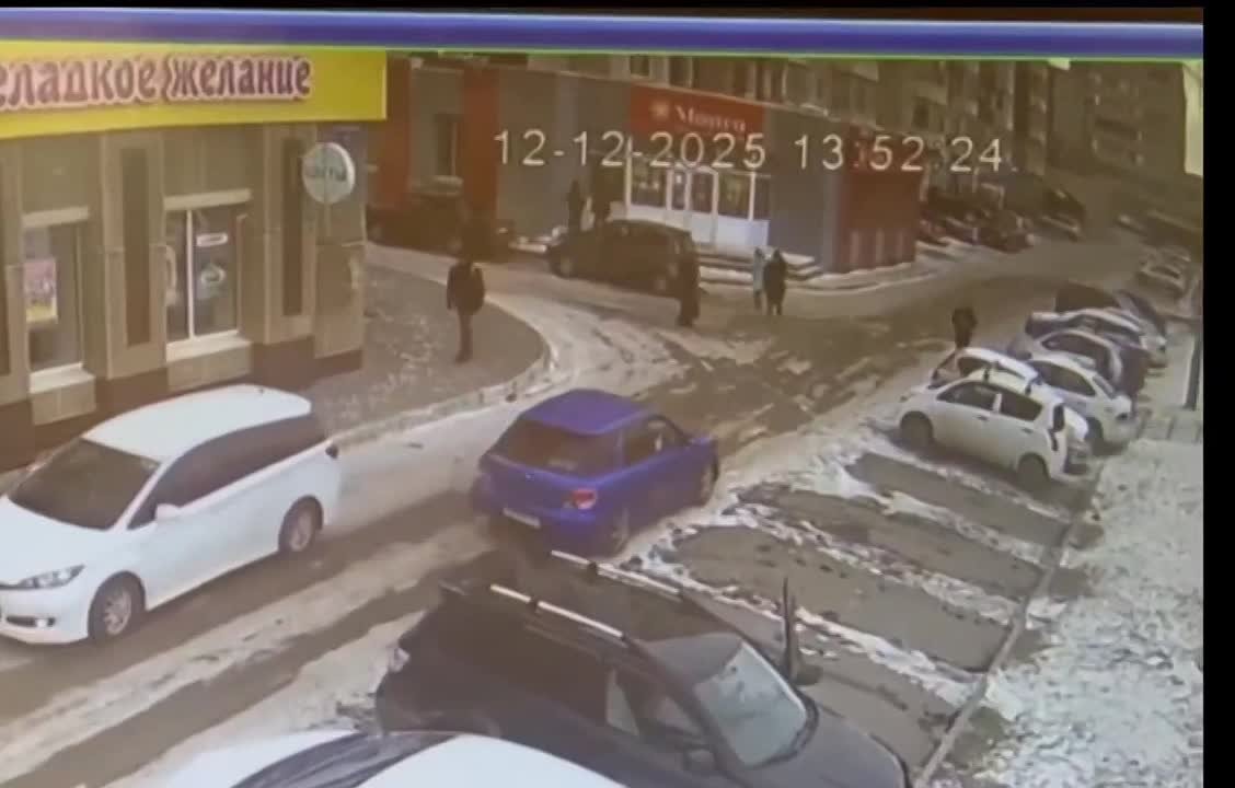 В Красноярске 11-летняя школьница попала под колеса машины во дворе своего дома