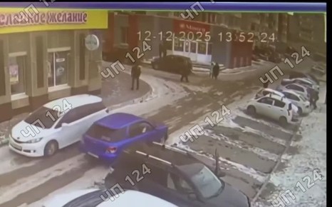 В Красноярске во дворе дома на улице Щорса произошло ДТП с участием ребёнка