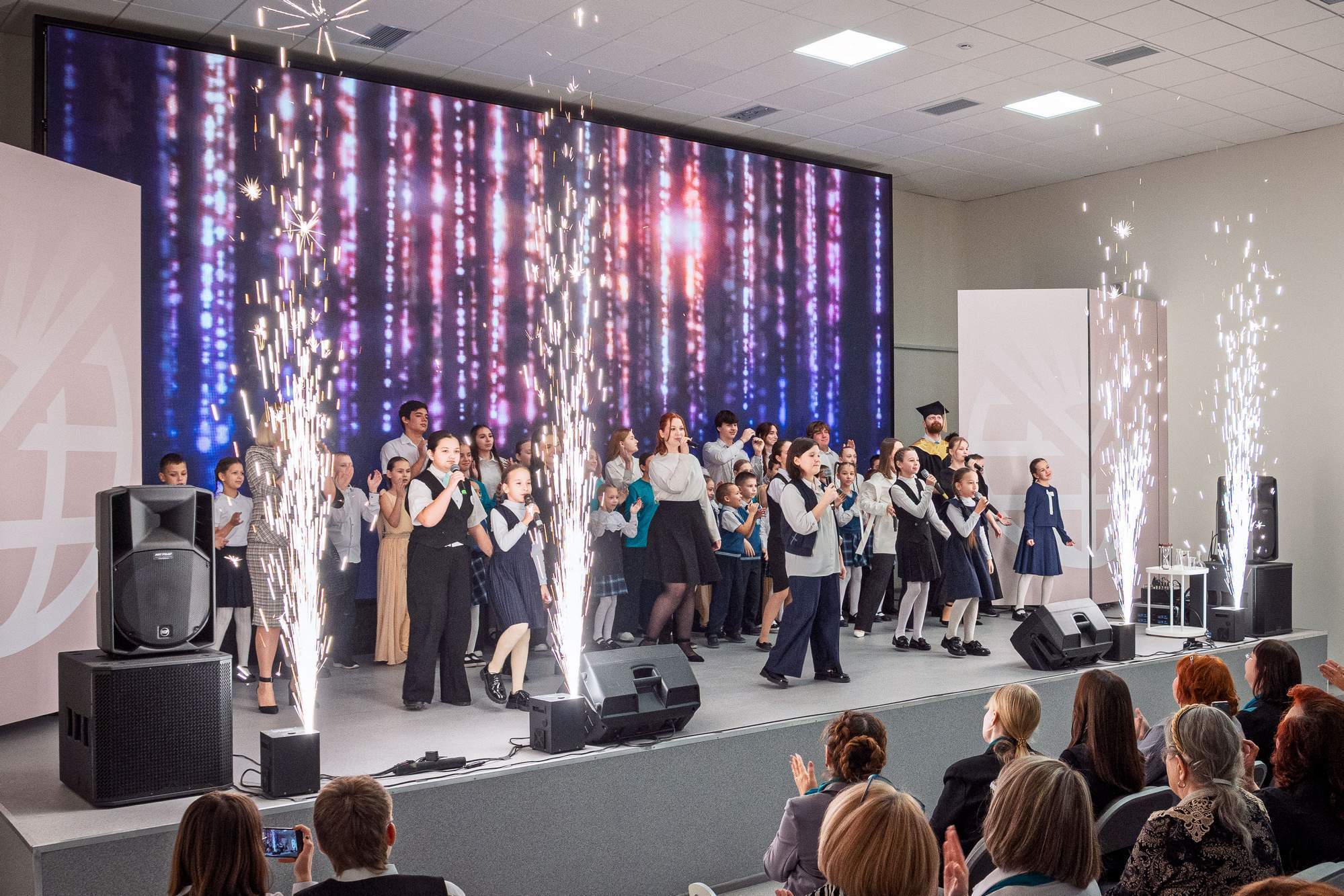 Председатель городского Совета Наталия Фирюлина приняла участие в торжественном мероприятии, посвященном 90-летию лицея №11 Председатель городского Совета Наталия Фирюлина приняла участие в торжественном мероприятии, посвященном 90-летию лицея №11