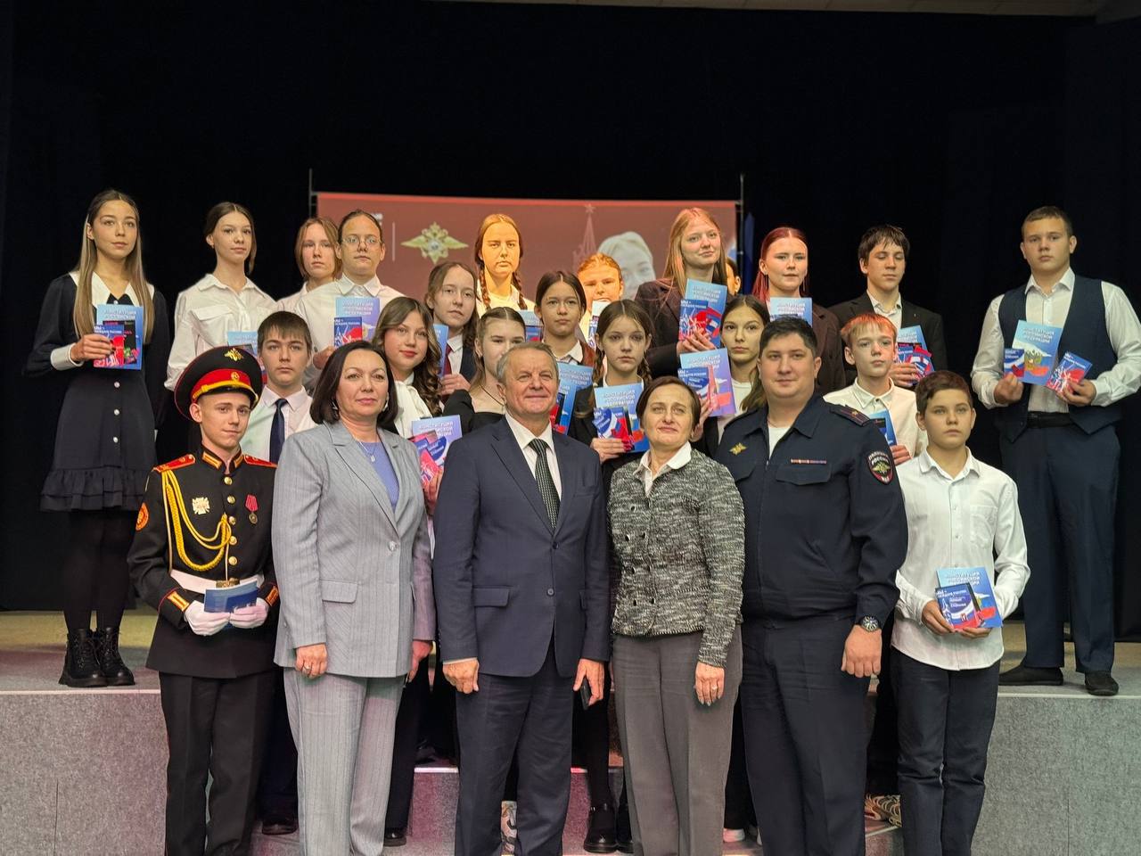 В День Конституции РФ в Красноярском крае прошли торжественные церемонии вручения первых паспортов юным гражданам!