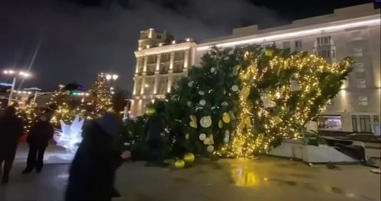 В Москве начался ураганный ветер со снегом — на Тверском бульваре рухнула ёлка