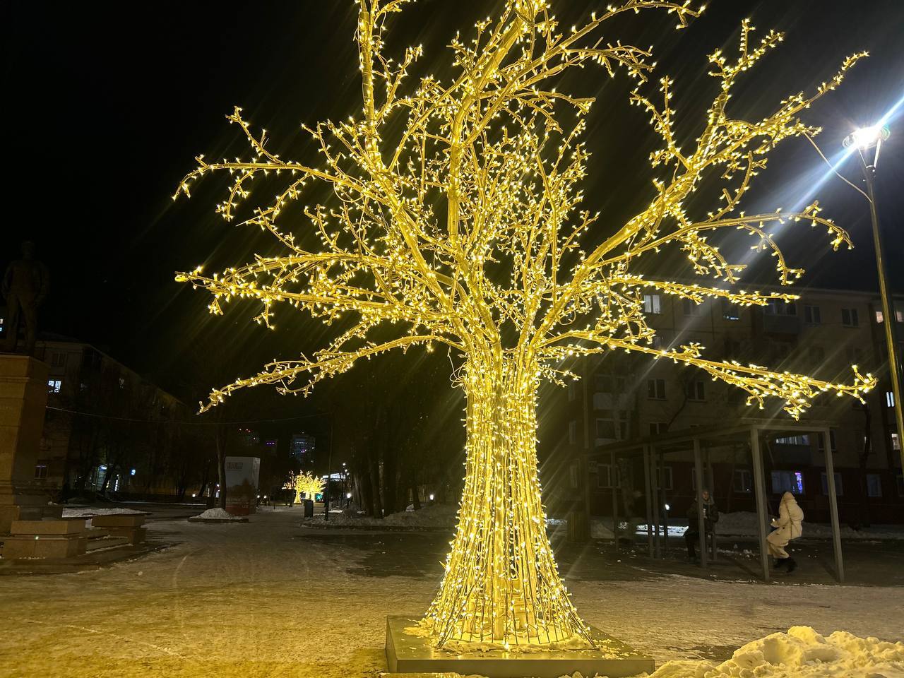 В Красноярске начали появляться праздничные световые фигуры В Красноярске начали появляться праздничные световые фигуры