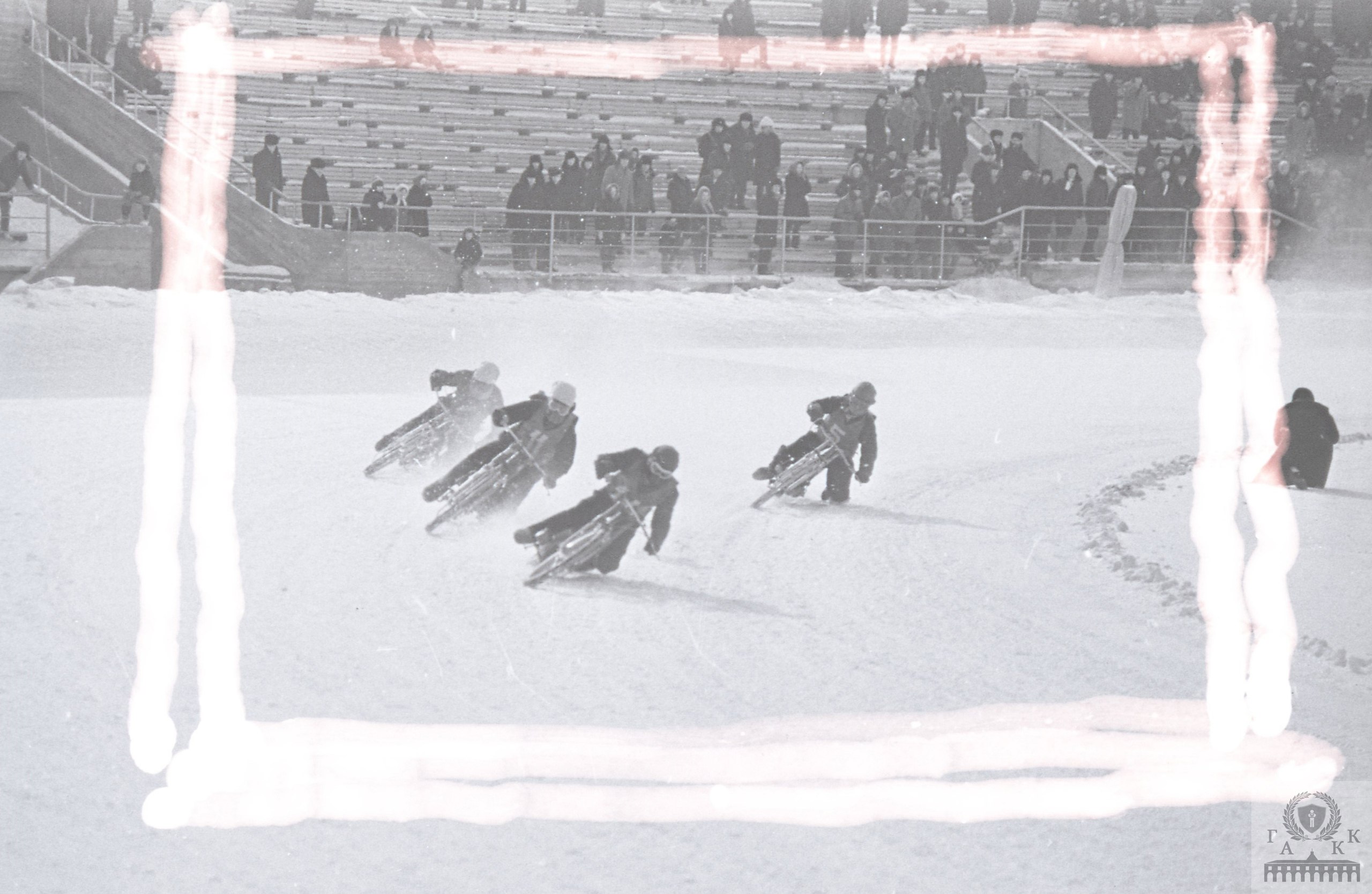 В декабре 1990 года в Красноярске состоялись международные соревнования по мотогонкам на льду (спидвею) с участием команд Англии, Норвегии, Чехословакии и СССР В декабре 1990 года в Красноярске состоялись международные соревнования по мотогонкам на льду (спидвею) с участием команд Англии, Норвегии, Чехословакии и СССР