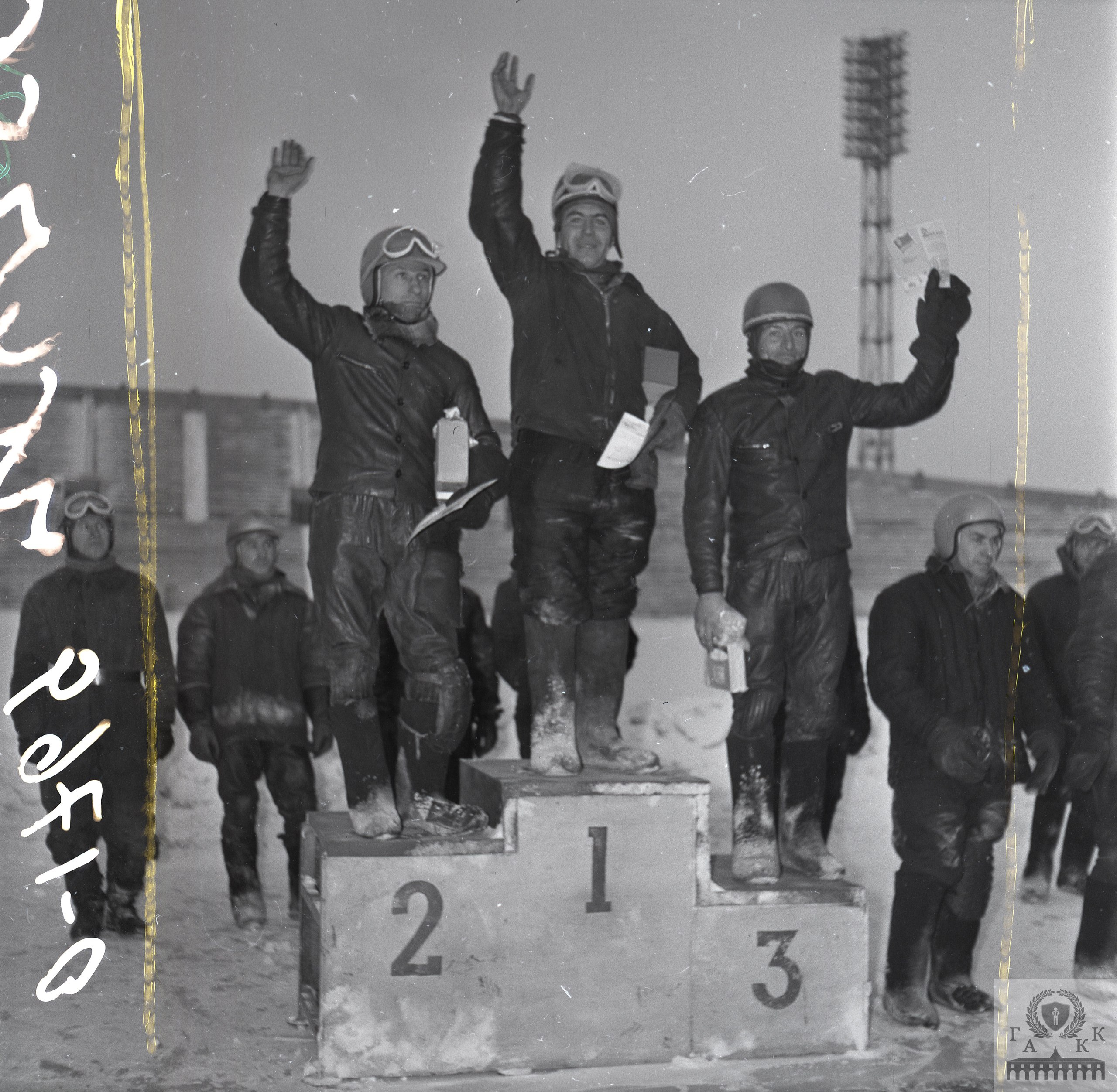 В декабре 1990 года в Красноярске состоялись международные соревнования по мотогонкам на льду (спидвею) с участием команд Англии, Норвегии, Чехословакии и СССР В декабре 1990 года в Красноярске состоялись международные соревнования по мотогонкам на льду (спидвею) с участием команд Англии, Норвегии, Чехословакии и СССР