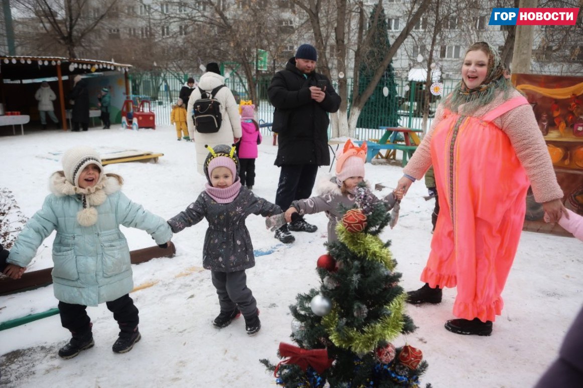 Накануне у детского сада № 7 было по-новогоднему радостно Накануне у детского сада № 7 было по-новогоднему радостно