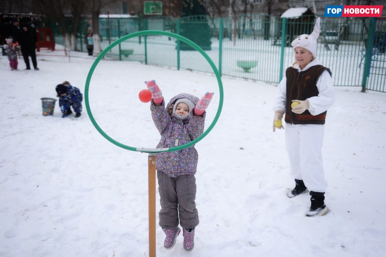 Накануне у детского сада № 7 было по-новогоднему радостно Накануне у детского сада № 7 было по-новогоднему радостно