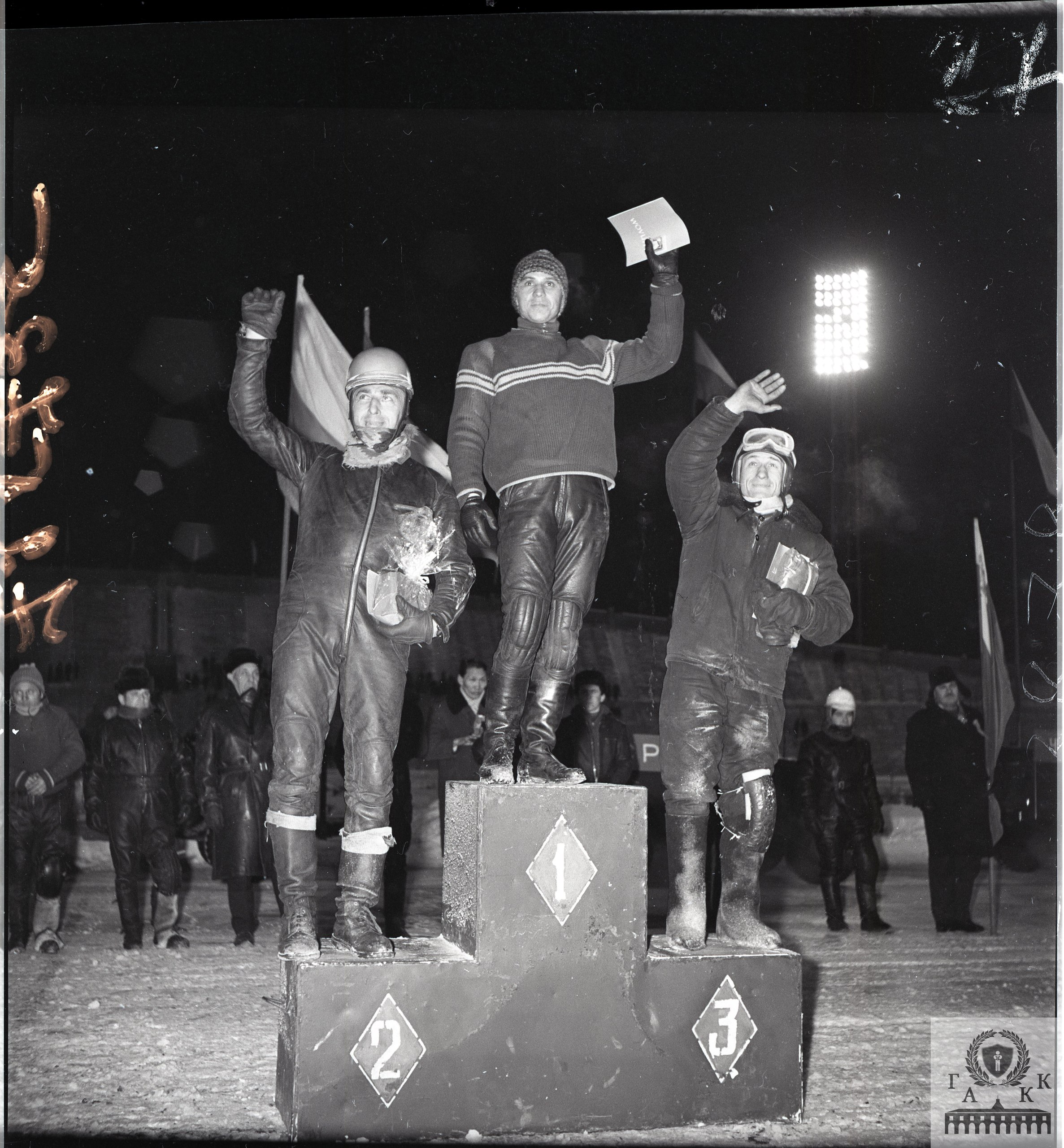 В декабре 1990 года в Красноярске состоялись международные соревнования по мотогонкам на льду (спидвею) с участием команд Англии, Норвегии, Чехословакии и СССР В декабре 1990 года в Красноярске состоялись международные соревнования по мотогонкам на льду (спидвею) с участием команд Англии, Норвегии, Чехословакии и СССР