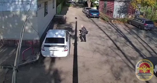 Из-за неприязни отпинал автомобиль соседки