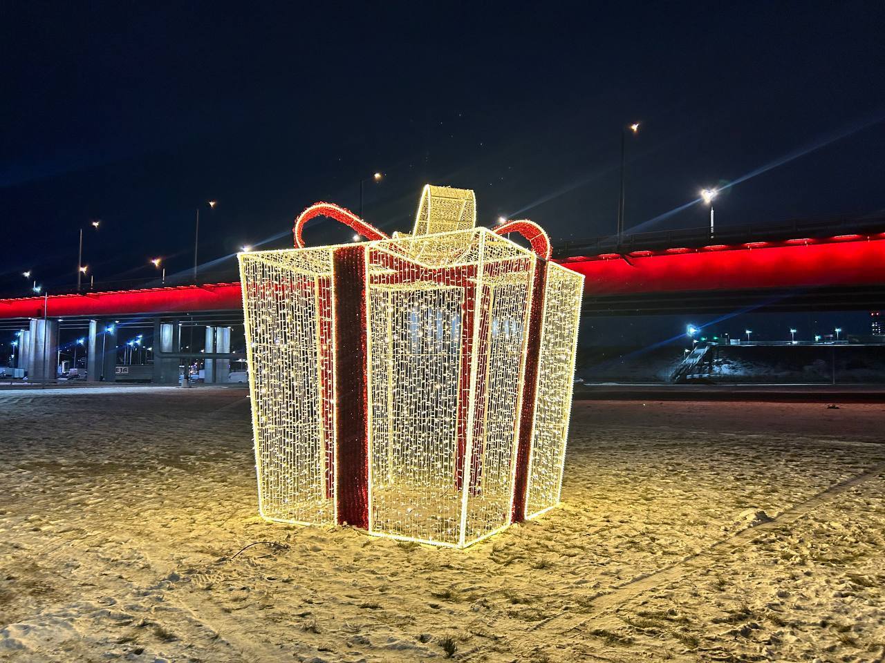 В Красноярске начали появляться праздничные световые фигуры