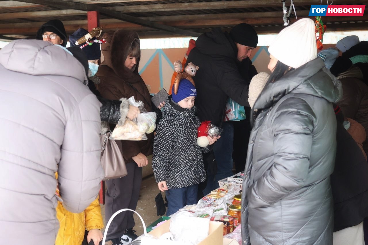 Накануне у детского сада № 7 было по-новогоднему радостно Накануне у детского сада № 7 было по-новогоднему радостно