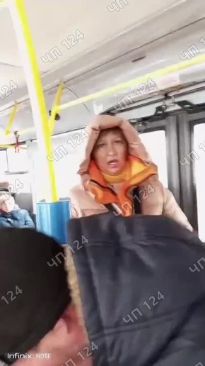 В соседнем Кемерово кондуктор набросилась на мужчину, который сел на кресло, "занятое" бумажкой с надписью