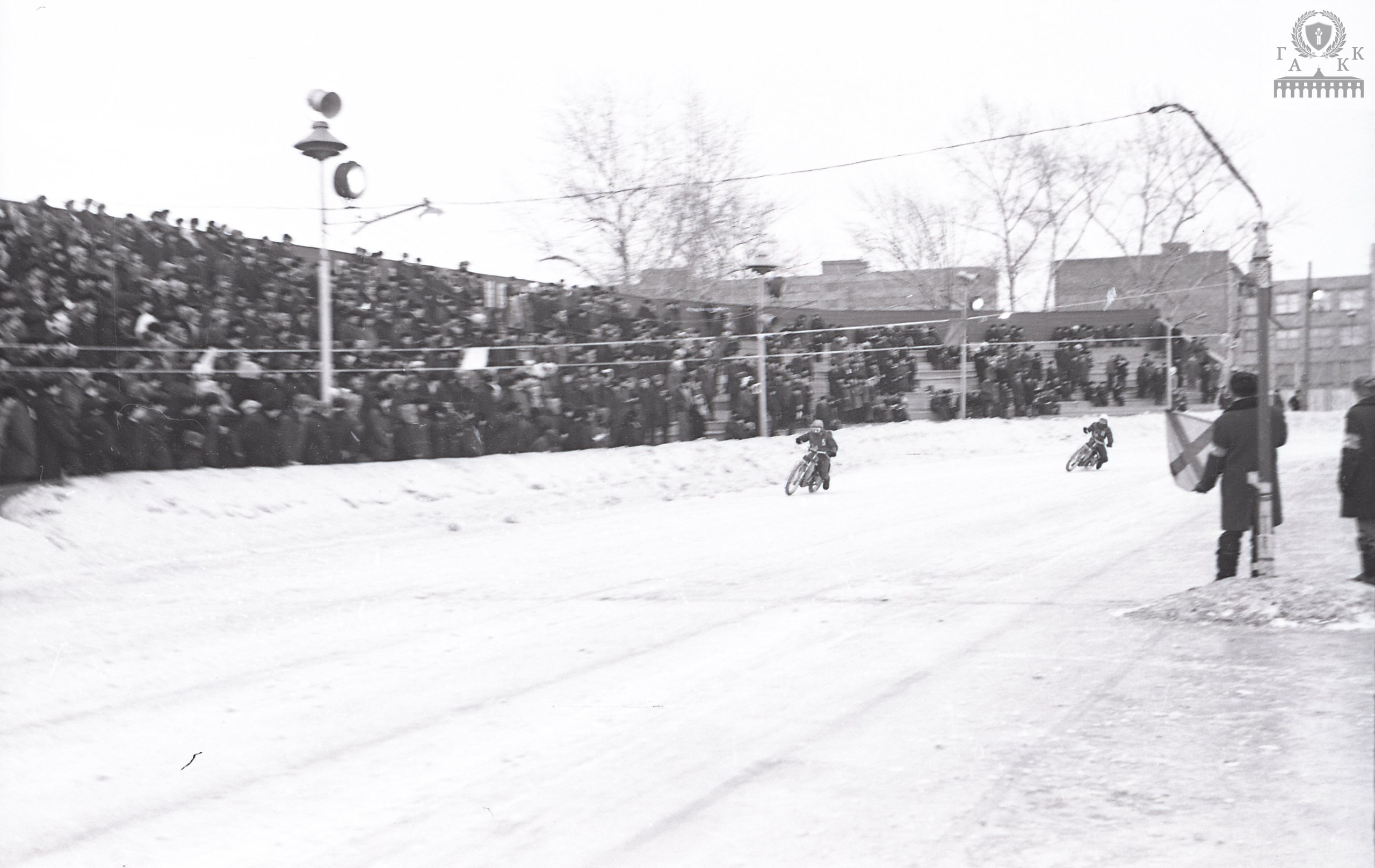 В декабре 1990 года в Красноярске состоялись международные соревнования по мотогонкам на льду (спидвею) с участием команд Англии, Норвегии, Чехословакии и СССР В декабре 1990 года в Красноярске состоялись международные соревнования по мотогонкам на льду (спидвею) с участием команд Англии, Норвегии, Чехословакии и СССР