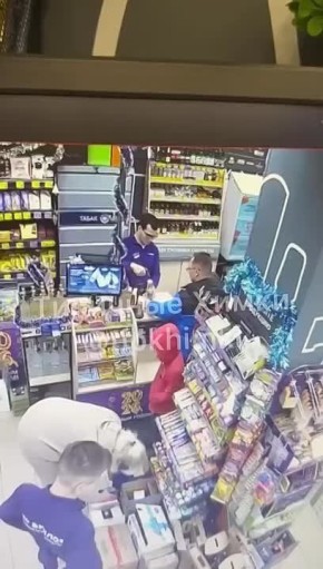 В Подмосковье мужчина избил дочь в магазине: девочка просила купить ей конфеты