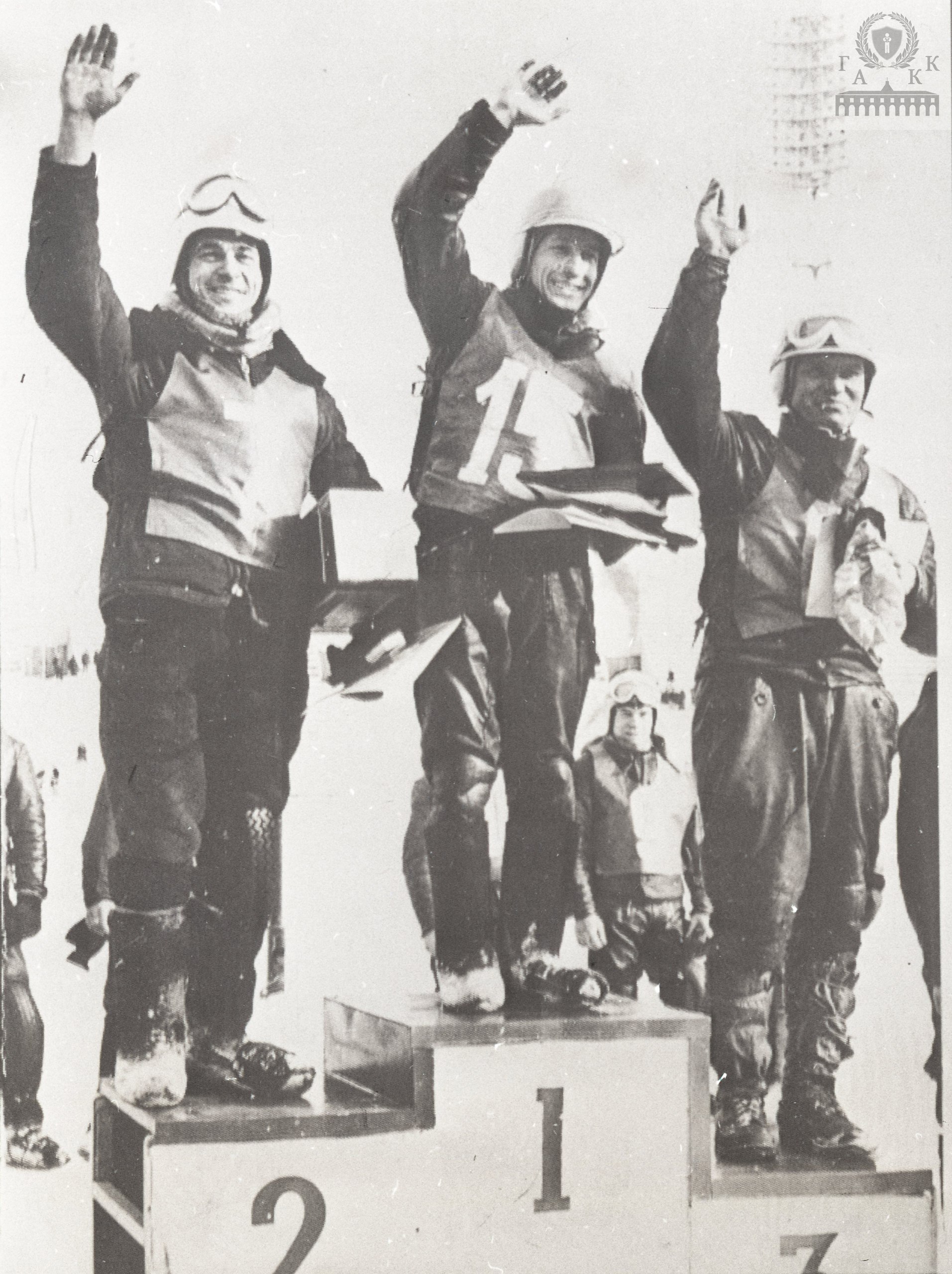 В декабре 1990 года в Красноярске состоялись международные соревнования по мотогонкам на льду (спидвею) с участием команд Англии, Норвегии, Чехословакии и СССР В декабре 1990 года в Красноярске состоялись международные соревнования по мотогонкам на льду (спидвею) с участием команд Англии, Норвегии, Чехословакии и СССР