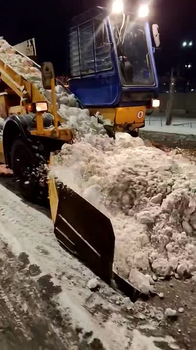 343 самосвала снега вывезли за выходные с улиц Красноярска