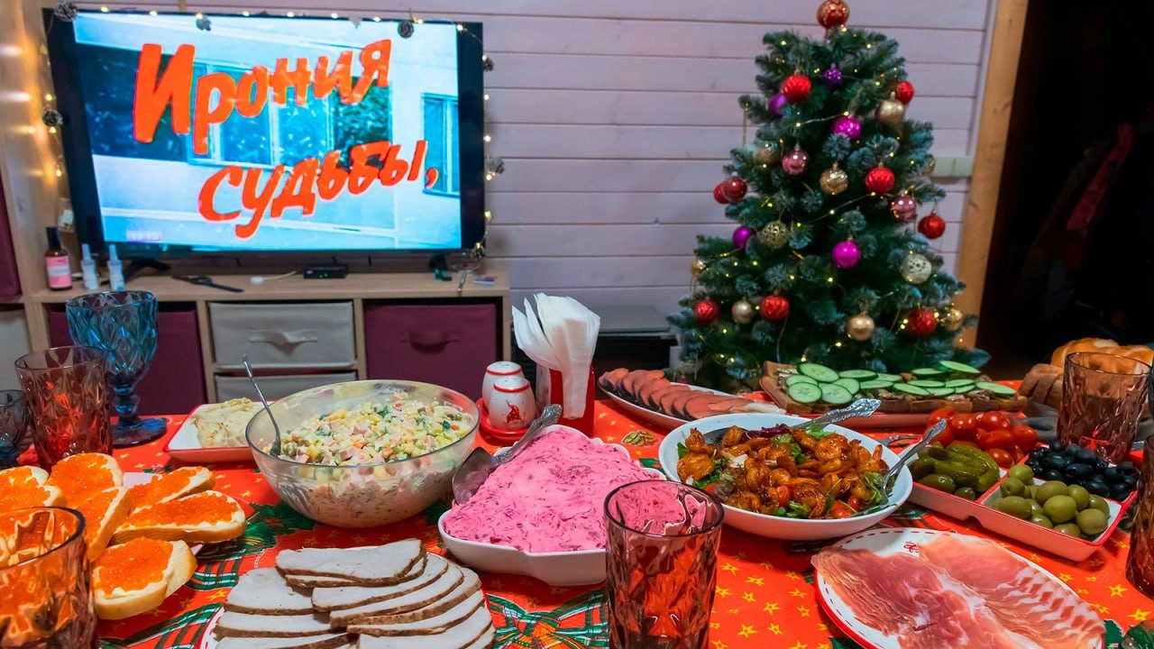 Подготовка к новогоднему столу в этом году обойдется россиянам в среднем в 10 тысяч рублей