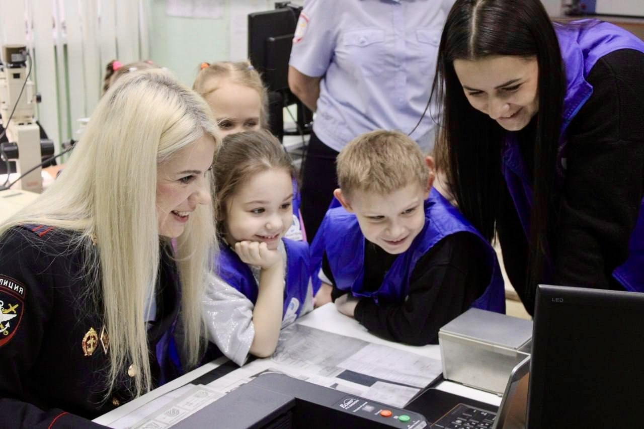 «Полиция глазами детей»: дошколята познакомились с работой транспортных полицейских в Красноярском крае «Полиция глазами детей»: дошколята познакомились с работой транспортных полицейских в Красноярском крае