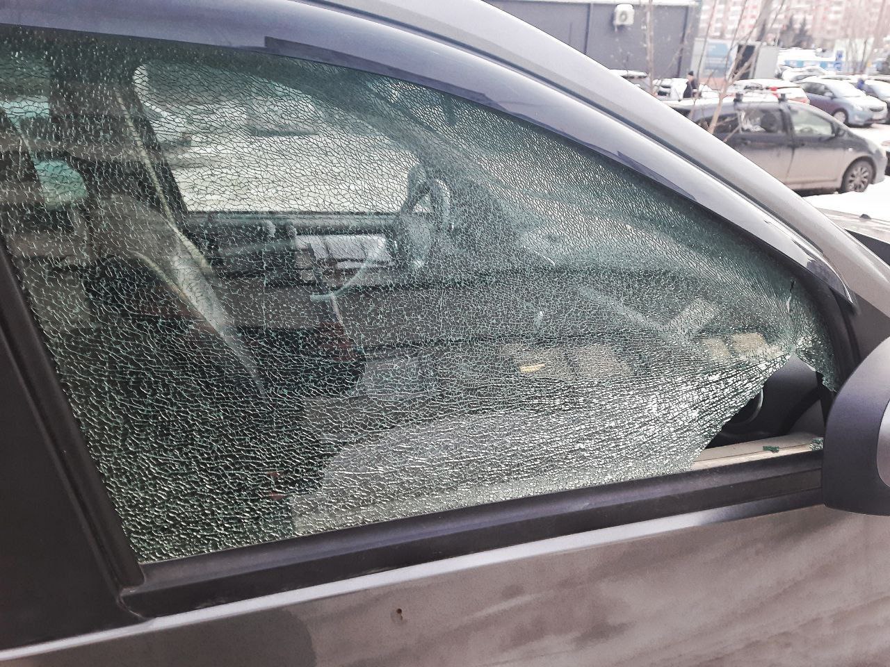 Неизвестные обстреляли 2 машины из пневматического оружия в Красноярске