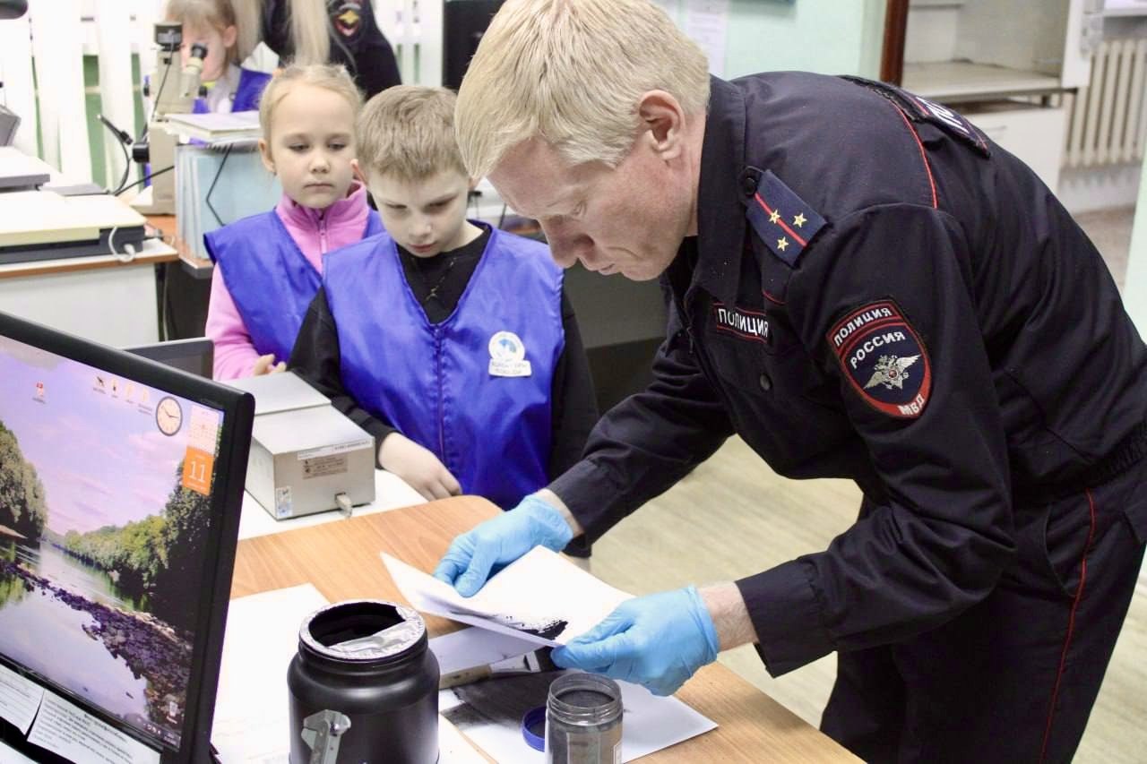 «Полиция глазами детей»: дошколята познакомились с работой транспортных полицейских в Красноярском крае