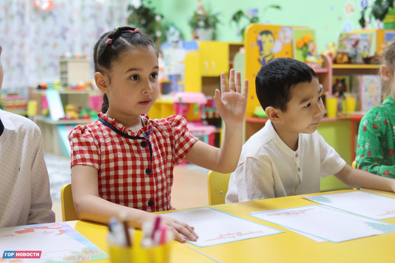 Со временем мы перестаём верить в чудеса и начинаем тонуть в делах и рабочих буднях Со временем мы перестаём верить в чудеса и начинаем тонуть в делах и рабочих буднях