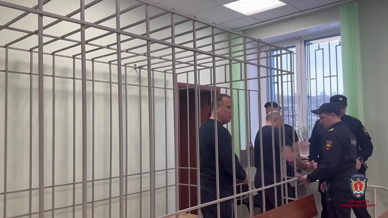 Казино из полицейского хранилища: в Красноярске осуждены 2 полицейских отдела экономической безопасности за взятки криптой, превышение полномочий и отмывание денежных средств