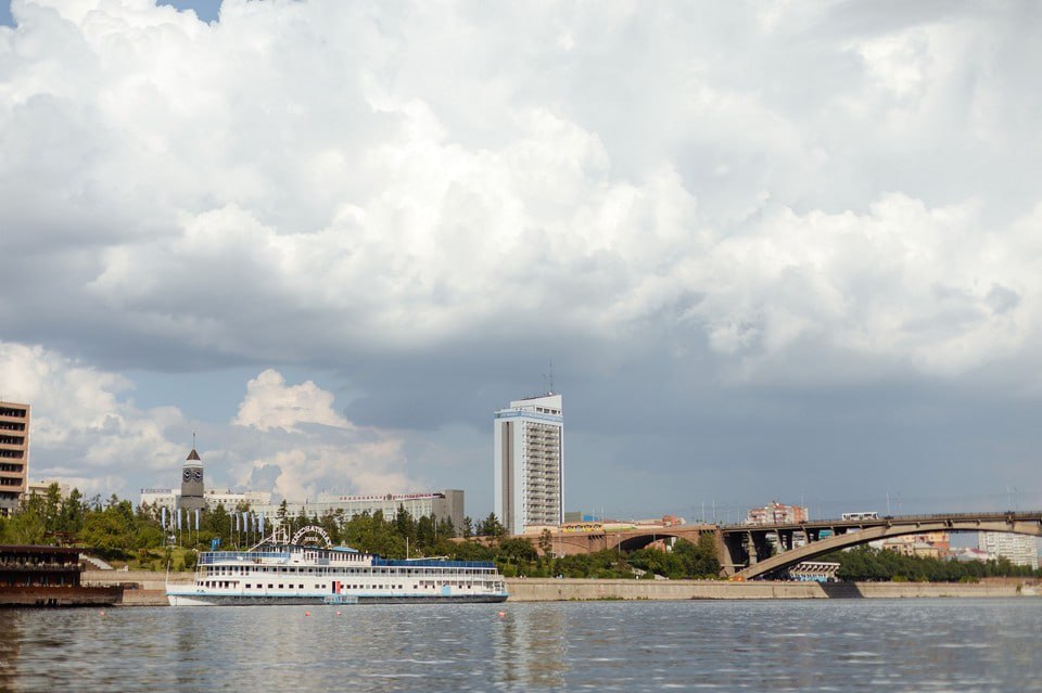 Транспортная прокуратура требует убрать плавучий ресторан «Капитанский клуб» с Центральной набережной Красноярска