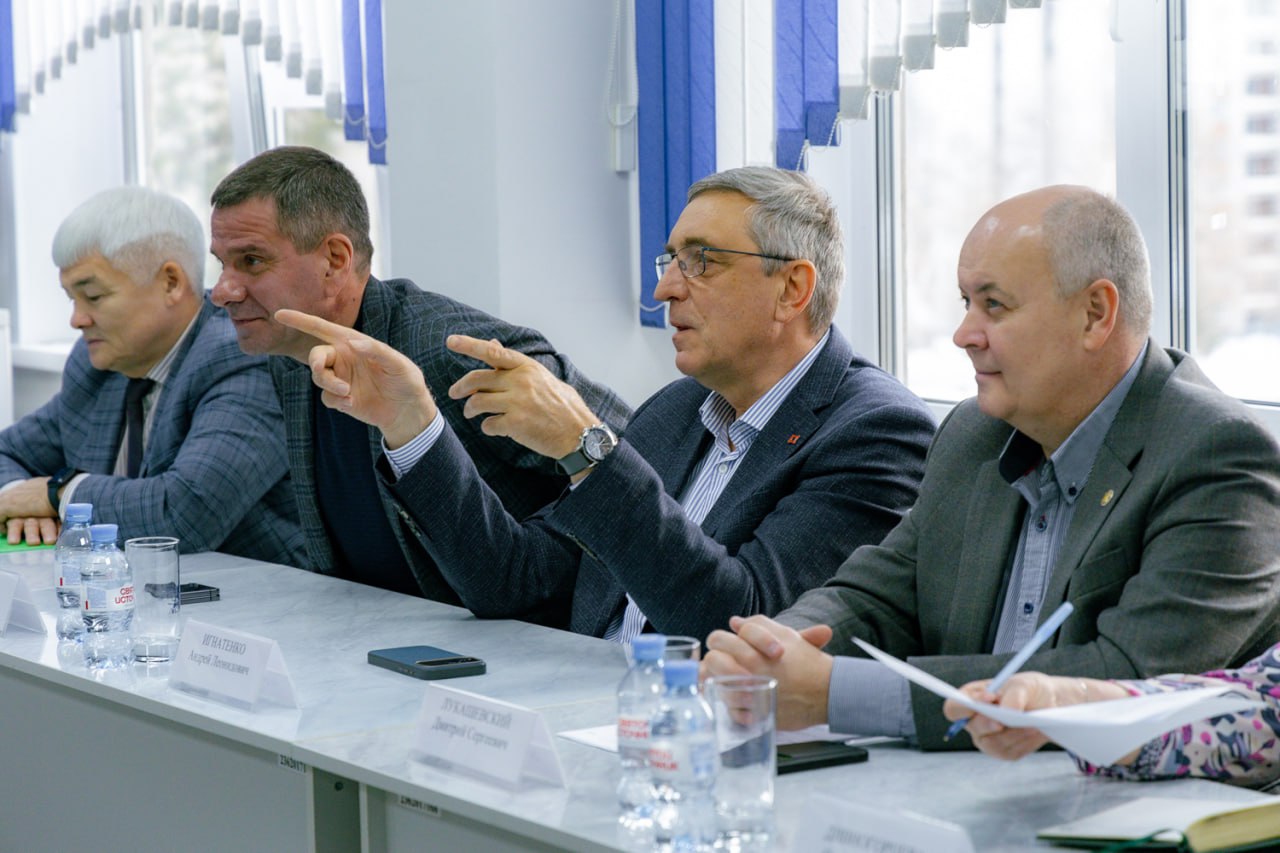 Депутаты и преподаватели КрасГАУ обсудили будущее аграрного образования Депутаты и преподаватели КрасГАУ обсудили будущее аграрного образования