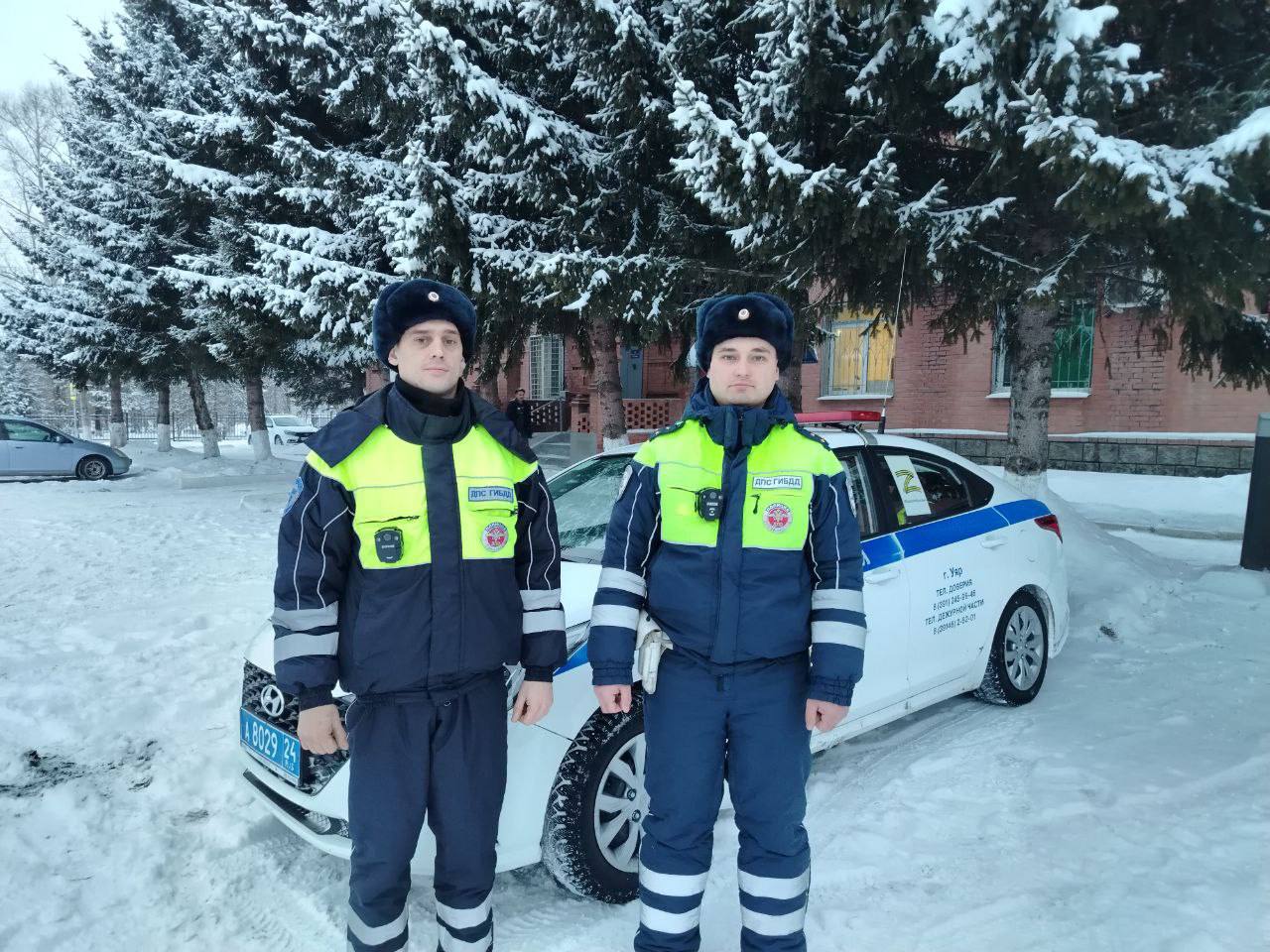 Госавтоинспекторы помогли рыбакам вызволить машин из снежного плена в Манском районе