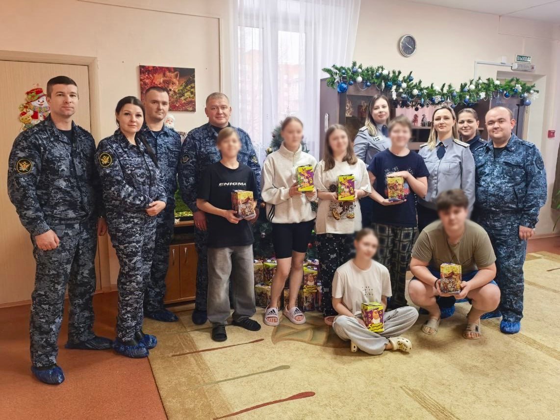 С наступающим Новым годом воспитанников Красноярского детского дома «Самоцветы» поздравили сотрудники ИК-6