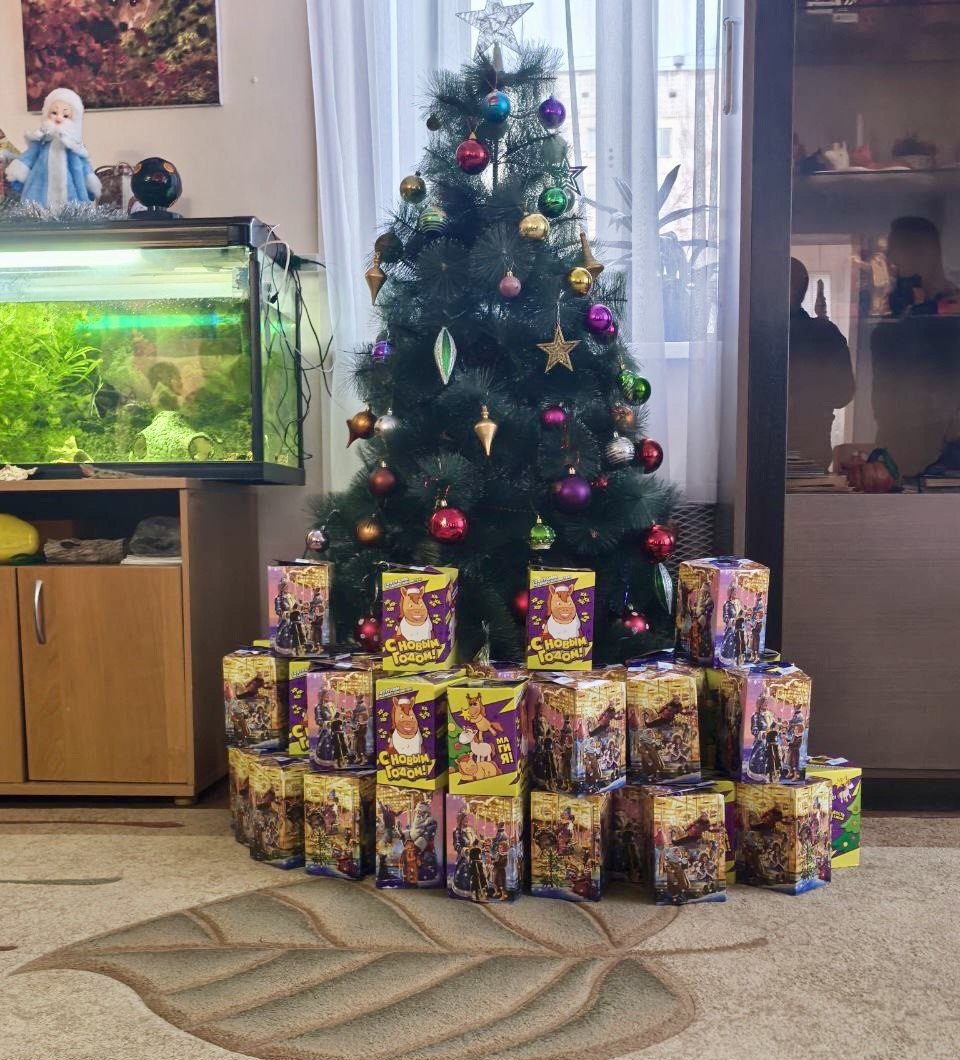 С наступающим Новым годом воспитанников Красноярского детского дома «Самоцветы» поздравили сотрудники ИК-6 С наступающим Новым годом воспитанников Красноярского детского дома «Самоцветы» поздравили сотрудники ИК-6