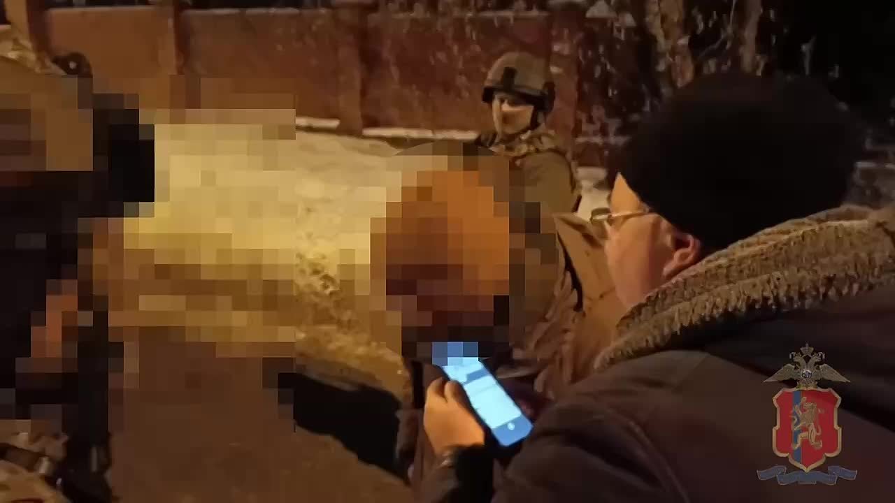 В Красноярске вооруженный мужчину забаррикадировался в частном доме вместе с ребенком