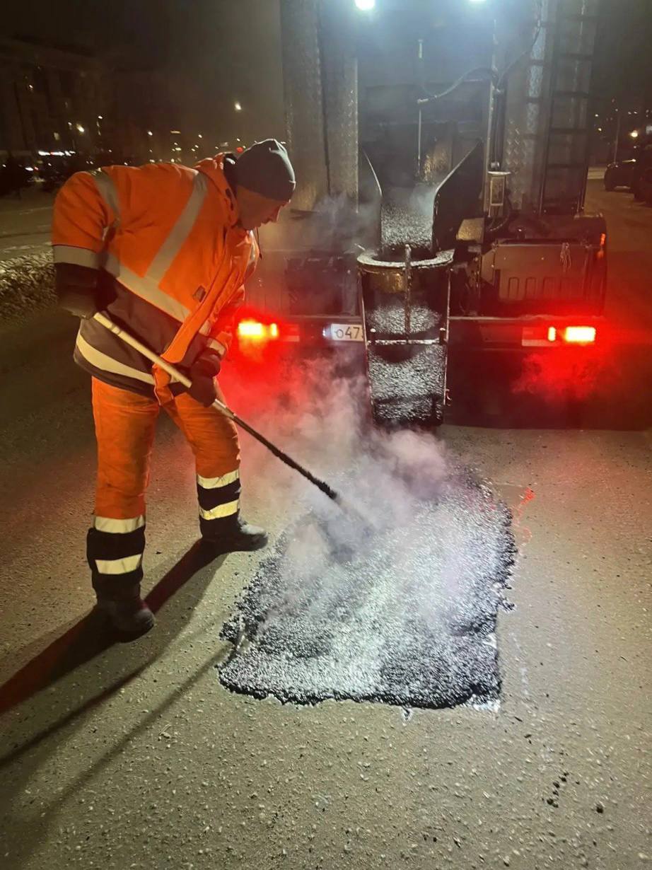 В Красноярске начался сезон зимнего ремонта дорог литым асфальтом