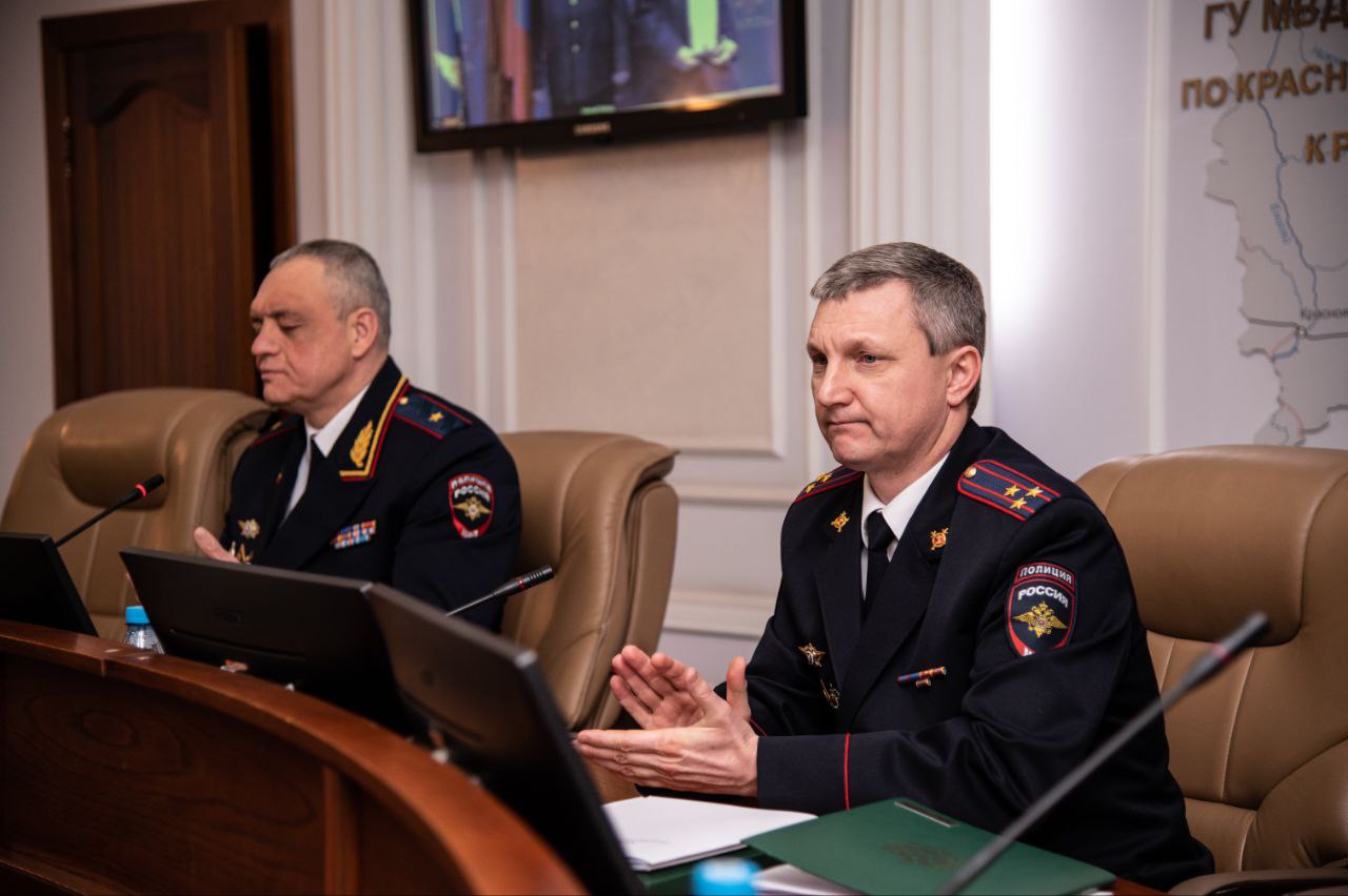 Начальник ГУ МВД России по Красноярскому краю Александр Соловьёв вручил ведомственные награды наиболее отличившимся сотрудникам органов внутренних дел Начальник ГУ МВД России по Красноярскому краю Александр Соловьёв вручил ведомственные награды наиболее отличившимся сотрудникам органов внутренних дел