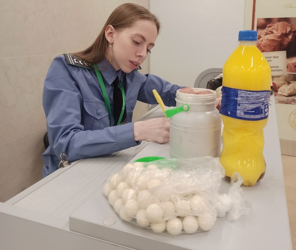 В аэропорту Красноярска у пассажиров изъяли и уничтожили опасные продукты