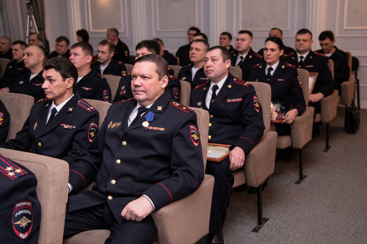 Начальник ГУ МВД России по Красноярскому краю Александр Соловьёв вручил ведомственные награды наиболее отличившимся сотрудникам органов внутренних дел Начальник ГУ МВД России по Красноярскому краю Александр Соловьёв вручил ведомственные награды наиболее отличившимся сотрудникам органов внутренних дел