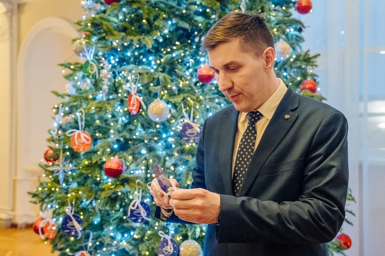 Вслед за губернатором члены краевого правительства принимают участие в акции «Елка желаний»: Вслед за губернатором члены краевого правительства принимают участие в акции «Елка желаний»: