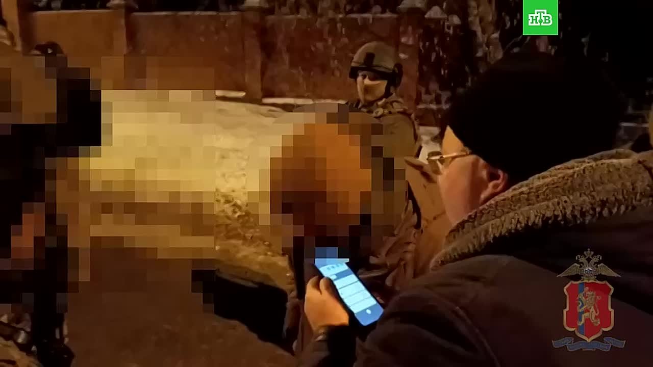 «Просто положи оружие и выйди на улицу. Не рискуй, у тебя ребенок»