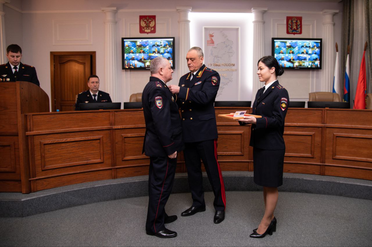 Начальник ГУ МВД России по Красноярскому краю Александр Соловьёв вручил ведомственные награды наиболее отличившимся сотрудникам органов внутренних дел Начальник ГУ МВД России по Красноярскому краю Александр Соловьёв вручил ведомственные награды наиболее отличившимся сотрудникам органов внутренних дел