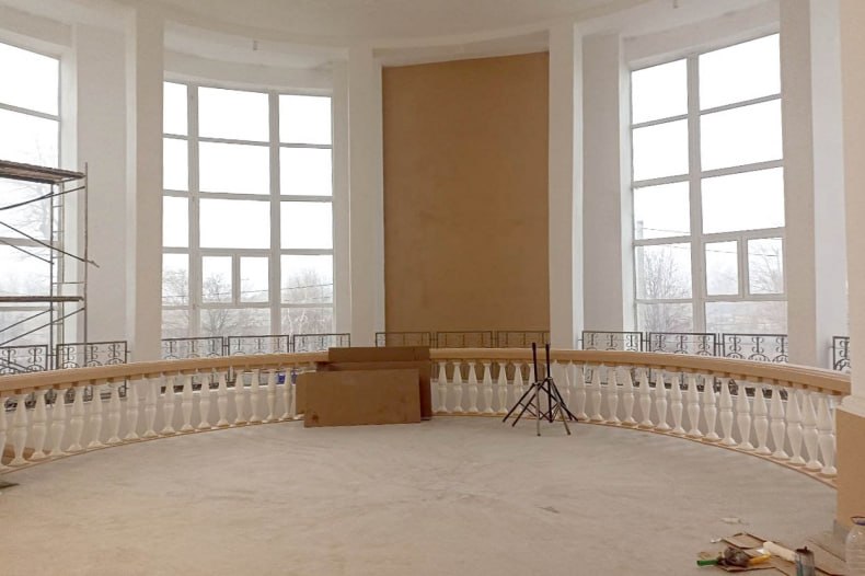 #ЛНР. В Свердловском муниципальном округе (ЛНР) строители из Красноярского края завершают ремонт Червонопартизанского дворца культуры