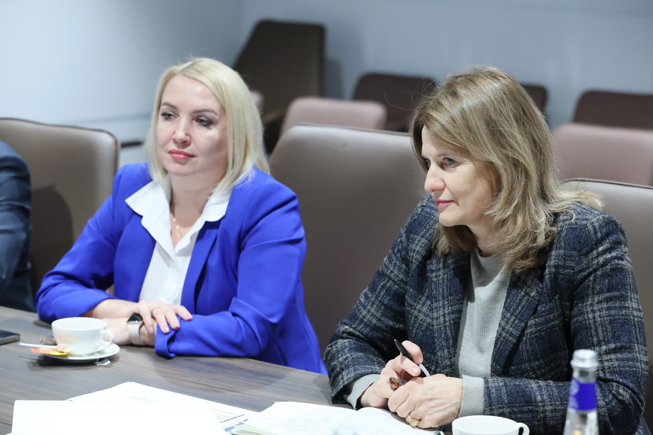 Вопросы долгосрочного сотрудничества между вузами края и крупными IT-компаниями в сфере подготовки квалифицированных специалистов для отрасли обсудили губернатор Михаил Котюков и председатель правления Ассоциации... Вопросы долгосрочного сотрудничества между вузами края и крупными IT-компаниями в сфере подготовки квалифицированных специалистов для отрасли обсудили губернатор Михаил Котюков и председатель правления Ассоциации...