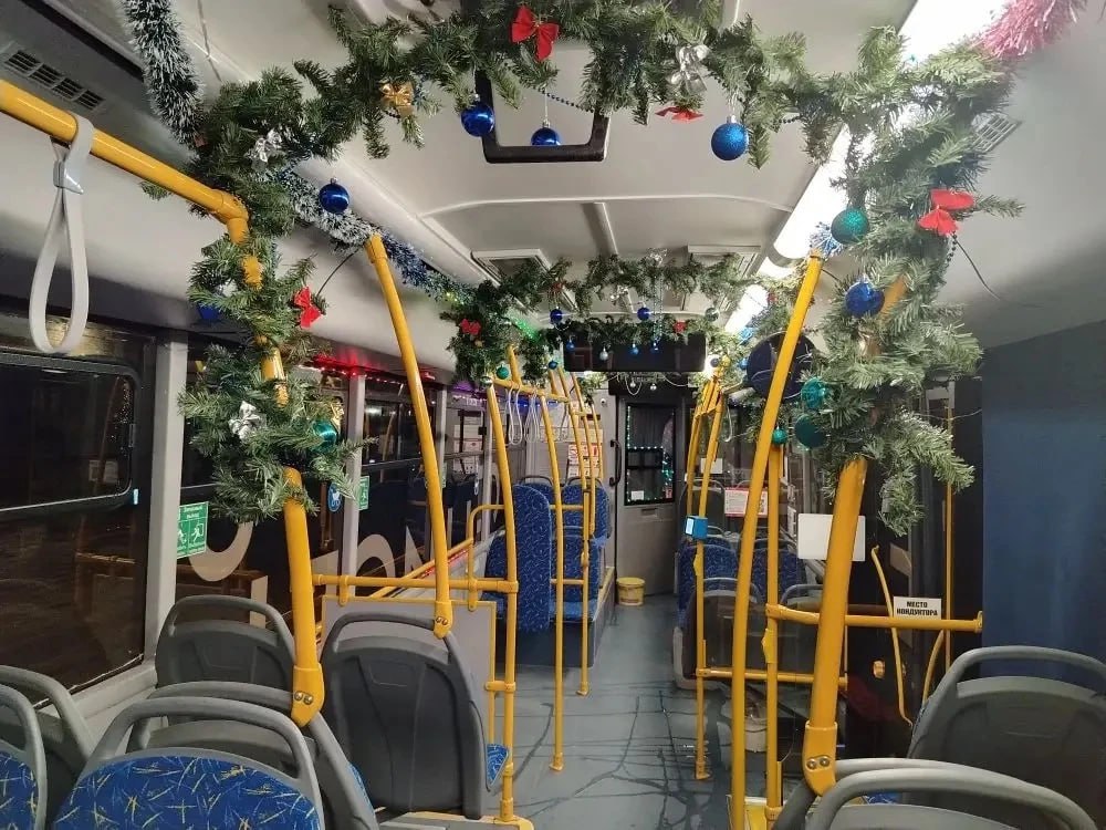 Красноярские автобусы начали украшать к Новому году