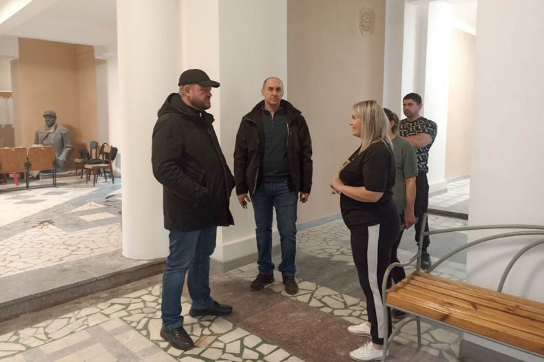 #ЛНР. В Свердловском муниципальном округе (ЛНР) строители из Красноярского края завершают ремонт Червонопартизанского дворца культуры #ЛНР. В Свердловском муниципальном округе (ЛНР) строители из Красноярского края завершают ремонт Червонопартизанского дворца культуры